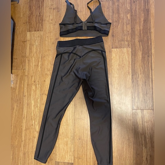 Alo 2 piece set - Picture 9 of 9